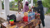 Meski tak seramai seperti tahun lalu, namun peziarah dari warga lokal masih datang. Namun jumlah mereka pun sangat sedikit.