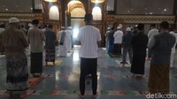 Begini momen saat warga menggelar salat Tarawih di Masjid Agung, Cianjur, Jawa Barat.