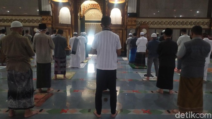 MUI dan Pemkab Cianjur masih memperbolehkan umat Islam di Cianjur untuk melaksanakan salat Tarawih. Ibadah digelar dengan menerapkan physical distancing.