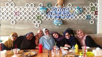 Hadiri acara baby shower sang kakak, Sarah membantu fans club kakaknya untuk menyiapkan berbagai hal. Pesta baby shower pun berlangsung meriah di restoran steak. Foto: Instagram
