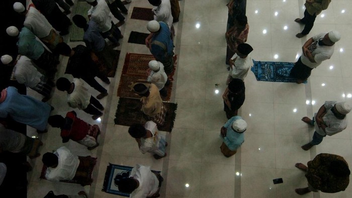Sejumlah umat Islam melaksanakan shalat tarawih di Masjid Agung Kota Tegal, Jawa Tengah, Kamis (23/4/2020). Meski Pemerintah Kota Tegal telah menerapkan PSBB tahap I dari 23 April hingga 6 Mei, sejumlah jemaah masih melaksanakan shalat tarawih di masjid di tengah pandemi COVID-19. ANTARA FOTO/Oky Lukmansyah/aww.