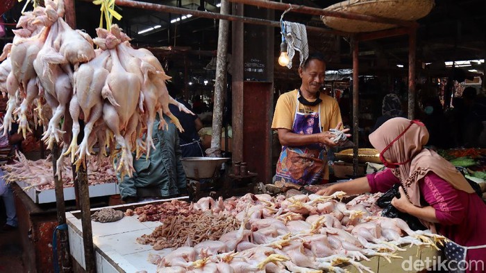 Namun jelang Ramadhan, penjualan daging ayam dan sapi menurun. Pandemi Corona diduga menjadi penyebab turunnya penjualan di Pasar Ciwastra, Kota Bandung.