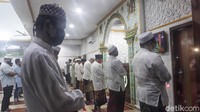 Di tengah pandemi Corona, para warga tetap menggelar salat Tarawih.  