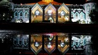 Begitu juga dengan masjid yang ada di wilayah Makassar, Sulawesi Selatan ini. Terlihat sunyi sepi dan kosong melompong. ANTARA FOTO/Arnas Padda