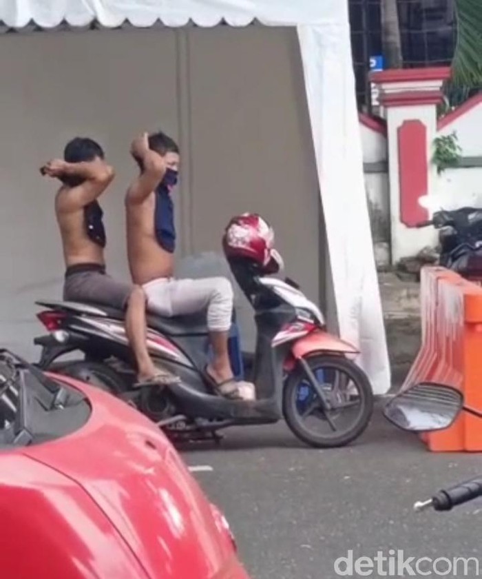 Remaja di Ambon telanjang dada karena tak pakai masker saat keluar rumah (M Abbas/detikcom)