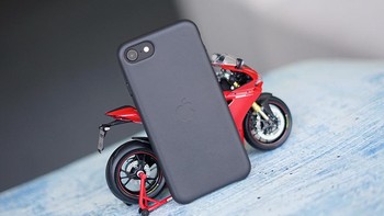 Apple melengkapi iPhone SE dengan case kulit. Foto: Sina Mobile