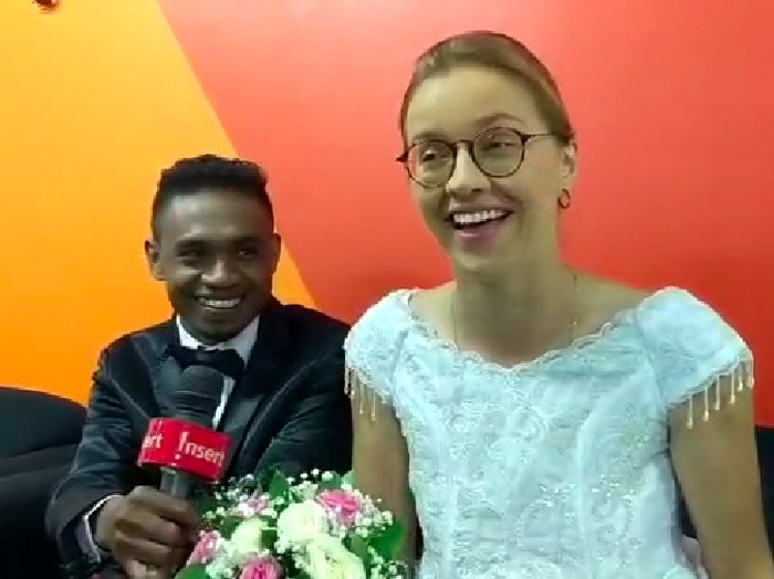 Pasangan bule dan pemuda Flores Pasangan bule dan pemuda Flores