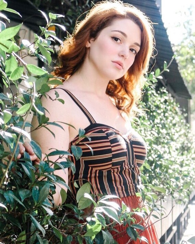 Jennifer Stone adalah aktris yang telah membintangi cukup banyak film dan acara televisi. Di tengah pandemi Corona, Jennifer pun memutuskan untuk kembali jadi perawat agar bisa membantu rumah sakit merawat pasiennya. Foto: Instagram @jenniferstone