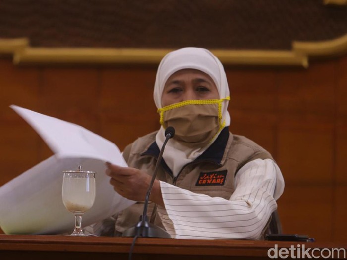 Penerapan PSBB Surabaya Raya masih menunggu sinkronisasi antara Pergub dengan Perwali/Perbup. Gubernur Jatim Khofifah Indar Parawansa mengatakan, malam ini pihaknya akan menyerahkan Pergub dan Kepgub kepada masing-masing pemkot/pemkab untuk menerapkan PSBB.