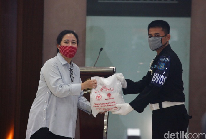 DPR RI Bagi-bagi Sembako DPR mengapresiasi sejumlah Bansos yang sudah dibagikan dan sedang disiapkan oleh pemerintah pusat dan daerah bagi warga yang terdampak penerapan Pembatasan Sosial Berskala Besar (PSBB).
