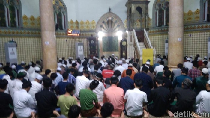 Salat Tarawih di Masjid Raya Al Mashun Medan (Haris Fadhil/detikcom)