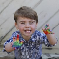 Melalui foto ini, Kate rupanya juga mau memanfaatkan momen spesial tersebut untuk memberi dukungan bagi para tenaga medis Inggris yang tengah berjuang di krisis pandemi COVID-19. Seperti dikabarkan Daily Mail, Pangeran Louis bergabung dengan jutaan anak lainnya di Inggris untuk membuat prakarya bernuansa pelangi sebagai bentuk penyemangat bagi para staf NHS (National Health Service). (Foto: AP/The Duchess of Cambridge)