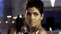 Halle Berry merupakan Bond Girl yang ikonik bersama deretan aktris lainnya. Foto: dok Die Another Day