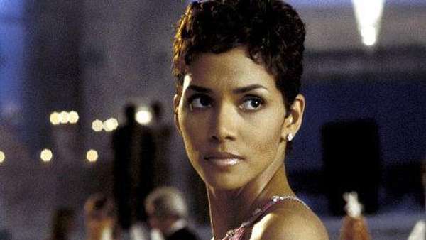 Halle Berry Hampir Mati Tersedak, James Bond Keluarkan Gerakan Heimlich Halle Berry Hampir Mati Tersedak, James Bond Keluarkan Gerakan Heimlich