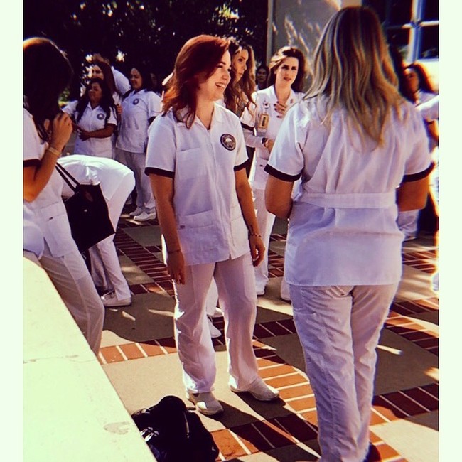 Jennifer bercerita bahwa perjalanannya menjadi perawat berawal di usia 20 ketika ia didiagbosa diabetes tipe I. Saat itu, Jennifer mulai ingin mengedukasi dirinya sendiri mengenai tubuh dan penyakit tersebut. Kemudian, ia malah tertarik untuk bekerja sebagai tenaga medis. Foto: Instagram @jenniferstone