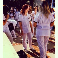 Jennifer bercerita bahwa perjalanannya menjadi perawat berawal di usia 20 ketika ia didiagbosa diabetes tipe I. Saat itu, Jennifer mulai ingin mengedukasi dirinya sendiri mengenai tubuh dan penyakit tersebut. Kemudian, ia malah tertarik untuk bekerja sebagai tenaga medis. Foto: Instagram @jenniferstone