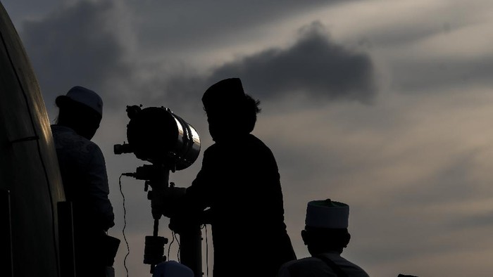 Petugas Masjid Al-Musyariin melihat posisi hilal (bulan sabit muda) menggunakan teropong untuk menentukan 1 Ramadhan 1441 H di Jakarta Barat, Kamis (23/4/2020). Berdasarkan pantauan hilal di beberapa daerah, Kementerian Agama menetapkan 1 Ramadhan 1441 H jatuh pada Jumat (24/4/2020). ANTARA FOTO/Muhammad Adimaja/aww.