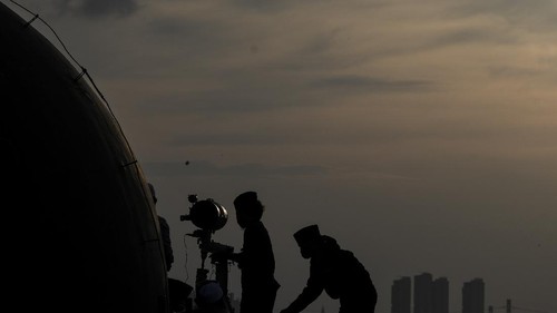 Petugas Masjid Al-Musyariin melihat posisi hilal (bulan sabit muda) menggunakan teropong untuk menentukan 1 Ramadhan 1441 H di Jakarta Barat, Kamis (23/4/2020). Berdasarkan pantauan hilal di beberapa daerah, Kementerian Agama menetapkan 1 Ramadhan 1441 H jatuh pada Jumat (24/4/2020). ANTARA FOTO/Muhammad Adimaja/aww.