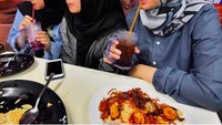 Jalan-jalan ke luar negeri, Zee Zee kompak kulineran bersama Sarah dan Annisa Shahab. Sepertinya Sarah sedang fokus menikmati makanan ya? Foto: Instagram