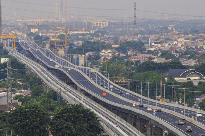 Suasana jalan tol layang (elevated) Jakarta-Cikampek II di Bekasi, Jawa Barat, Rabu (22/4/2020). Direktorat Lalu Lintas (Dirlantas) Polda Metro Jaya berencana menutup jalan tol layang Jakarta-Cikampek II pada tanggal (24/4/2020) Jumat 00.00 WIB sebagai tindak lanjut larangan mudik yang telah diputuskan Presiden Joko Widodo. ANTARA FOTO/ Fakhri Hermansyah/foc.