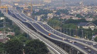 Foto dari ketinggian jalan tol layang Sheikh Mohammed Bin Zayed (MBZ). Jalan tol ini terbentang sepanjang 36,84 Km dari arah Jakarta ke Cikampek, mulai Km 10A Cikunir hingga Km 46 di Karawang Barat. (Fakhri Hermansyah/Antara Foto)
