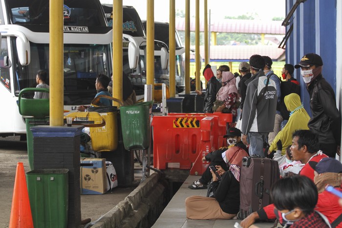 Mudik Colongan Jelang Dilaranga Sejumlah calon penumpang bersiap naik bus di area Terminal Jatijajar, Depok, Jawa Barat, Kamis (23/4/2020). Pemerintah memutuskan kebijakan larangan mudik Lebaran 2020 bagi masyarakat mulai berlaku Jumat (24/4) guna memutus mata rantai penyebaran COVID-19. ANTARA FOTO/Asprilla Dwi Adha/aww.