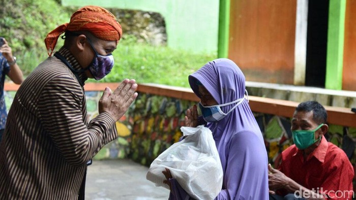 Pandemi Corona, Pedagang di Obwis Kebumen Dapat Sembako Pedagang di obyek wisata Kebumen mendapat bantuan paket sembako. Bantuan itu sebagai wujud kepedulian akibat tutupnya obyek wisata karena pandemi Corona.