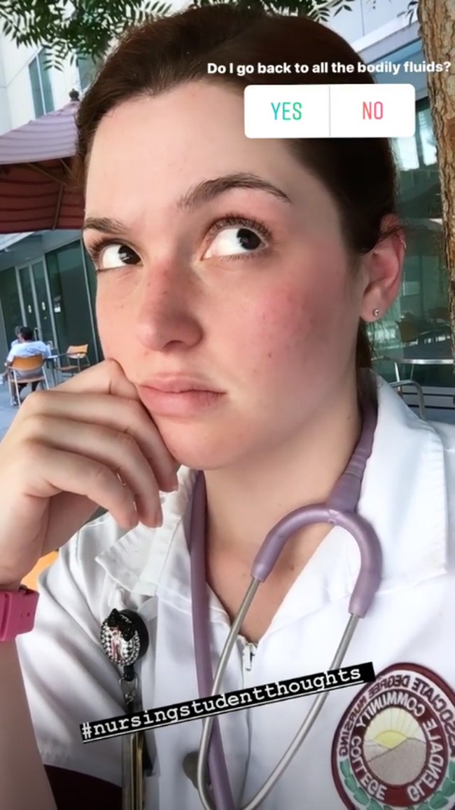 Sebelumnya pemain Wizards of Waverly Place tersebut kerap melakukan voluntir sebagai perawat. Ketika mengumumkan akan resmi bergabung sebagai perawat di Instagram, Jennifer mengaku kaget karena postingannya jadi viral dan mendapat banyak dukungan. Foto: Instagram @jenniferstone