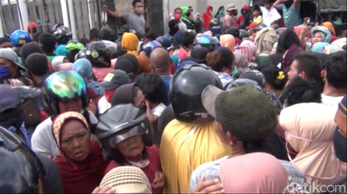 Warga mengantre demi sembako di depan rumah Gubernur Kaltim Isran Noor (Suriyatman/detikcom)