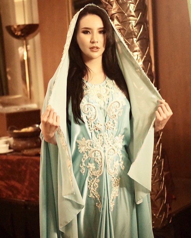 Fitria Yusuf mengucapkan dua kalimat syahadat dibimbing oleh Wasekjen MUI Pusat, KH Zaitun Rasmin di Masjid Lautze, Sawah Besar, Jakarta Pusat pada 12 Maret 2020. Peristiwa bahagia itu disaksikan langsung ayah Fitria, Jusuf Hamka yang merupakan mantan Direktur Pengelola Tol PT Citra Marga Nusaphala. Persada tbk. Foto: Instagram