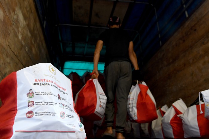 Pekerja mengemas paket bantuan sosial (bansos) di Gudang Food Station Cipinang, Jakarta, Rabu (22/4/2020). Pemerintah menyalurkan paket bansos masing-masing sebesar Rp600 ribu per bulan selama tiga bulan sebagai upaya untuk mencegah warga tidak mudik dan meningkatkan daya beli selama pandemi COVID-19 kepada warga yang membutuhkan di wilayah Jabodetabek. ANTARA FOTO/M Risyal Hidayat/aww.