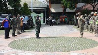 Sementara itu, personel yang mendukung kegiatan memasak berjumlah 22 orang secara bergantian. Selain itu, personel yang berada di dapur umum wajib mengikuti protokol kesehatan dan memeriksa suhu tubuh sebelum masuk ke lingkungan dapur, termasuk menjaga jarak saat sedang memasak.