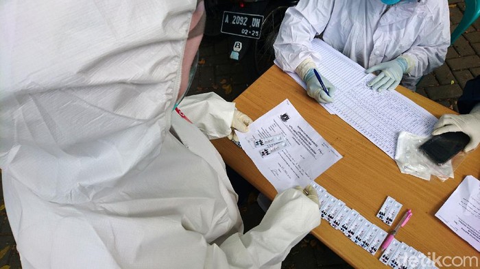Suasana Rapid Test Corona di Pasar Cilegon Pedagang hingga pengunjung pasar di Kota Cilegon menjalani tes diagnostik cepat (rapid test) Corona. Rapid test itu untuk menekan penyebaran virus Corona.