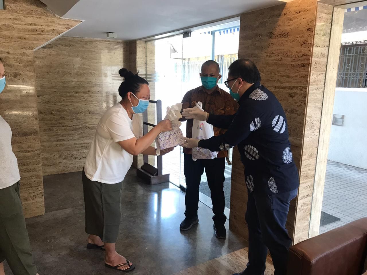 KJRI Mumbai memberikan bantuan logistik pada WNI.