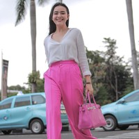 Kembali menyoal jual tas dan baju second, Amanda Manopo memang memiliki beberapa barang branded yang kerap diperlihatkannya di postingan Instagram. Seperti gaya satu ini, ia memilih busana simpel yang diberi sentuhan warna pink cerah sambil menjinjing tas Hermes Birkin. Foto: Instagram/@amandamanopo