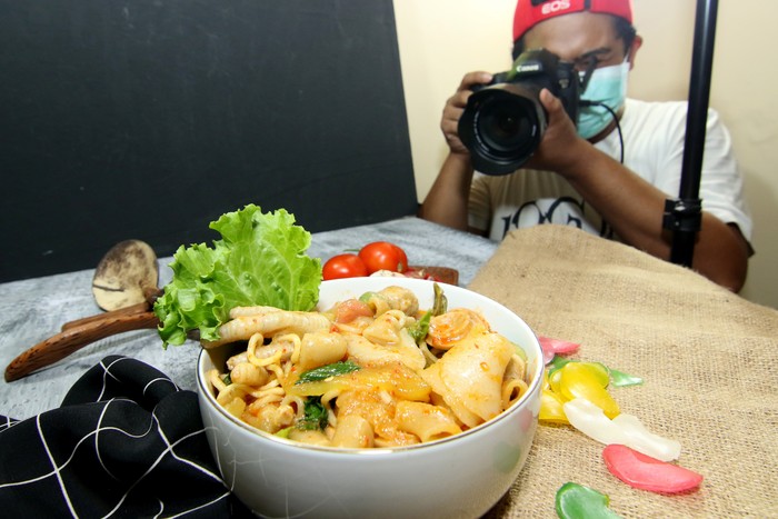 FOTO PRODUK UMKM GRATIS Fotografer memotret produk makanan di Banyuwangi, Jawa Timur, Rabu (22/4/2020). Kegiatan foto produk secara gratis yang bertema