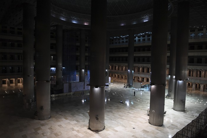 MASJID ISTIQLAL MENIADAKAN SHALAT TARAWIH Foto kolase suasana Shalat Tarawih berjamaah di Masjid Istiqlal sebelum adanya wabah COVID-19 (kiri) dan Suasana sepi di Masjid Istiqlal Jakarta, Kamis (23/4/2020). Selama masa Pembatasan Sosial Berskala Besar (PSBB) Masjid Istiqlal ditutup untuk umum sehingga tidak menggelar Shalat Tarawih dan aktivitas lainnya pada bulan Ramadhan 1441 Hijriah. ANTARA FOTO/Hafidz Mubarak A/aww.