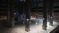 Masjid Istiqlal Jakarta yang biasanya di awal bulan Ramadhan selalu ramai, kini terlihat sepi dan kosong melompong. ANTARA FOTO/Hafidz Mubarak A