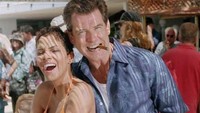 Pierce Brosnan juga sepertinya bisa melakukan Heimlich dengan menepal tangan dan berikan dorongan di antara tulang belikatnya. Foto: dok Die Another Day