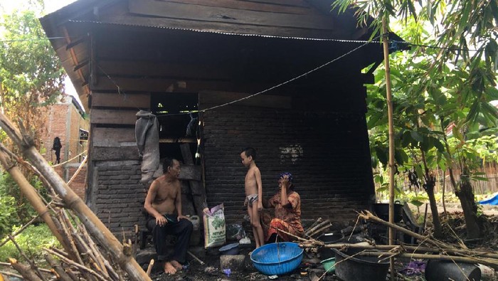 Keluarga di Polman yang hidup bersama ayam