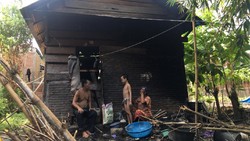 Miris Pasutri dan 3 Anak di Polman Hidup Bareng Ayam di Rumah Bekas Kandang
