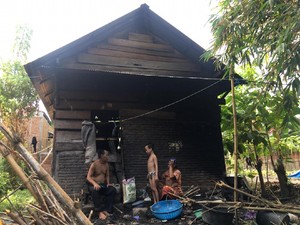 Miris Pasutri dan 3 Anak di Polman Hidup Bareng Ayam di Rumah Bekas Kandang