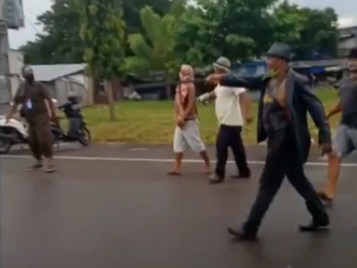 Preman pasar acungkan parang kejar petugas Dishub Parepare gegara lahan parkir (Screenshot)