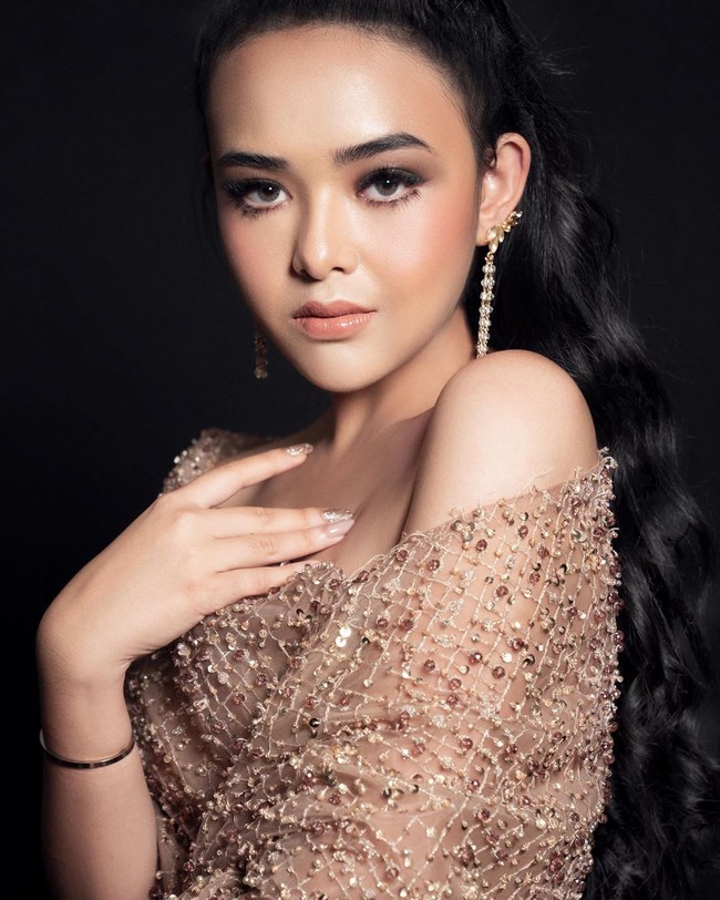 Lewat Instagram Story, wanita 20 tahun ini memberikan klarifikasi. Dia menuturkan bahwa uang yang didapatkannya dari jualan tas dan baju second bukan untuk keperluan pribadi. Foto: Instagram/@amandamanopo