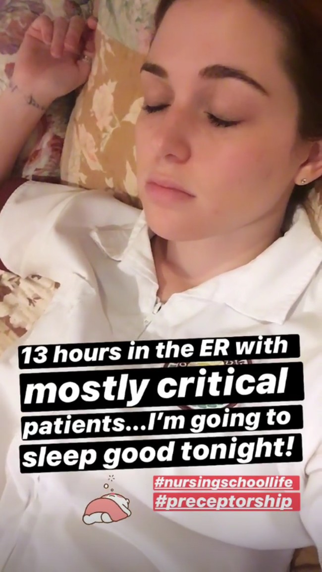 Aku sangat terhormat bisa belajar dan bekerja dengan perawat-perawat ini dan membantu sebisaku, terutama dalam masa-masa ini. Itulah mengapa aku mengunggahnya. Aku tidak pernah menyangka itu akan mendapatkan reaksi ini. Aku bangun keesokannya dan berpikir Instagram-ku rusak, ungkapnya kepada Teen Vogue. Foto: Instagram @jenniferstone