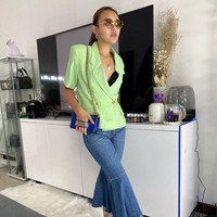 Salah satunya dia pernah bergaya dengan shoulder bag keluaran Dior, yang dipadukan dengan blazer hijau dan jeans biru berpotongan wide leg. Foto: Instagram/@amandamanopo