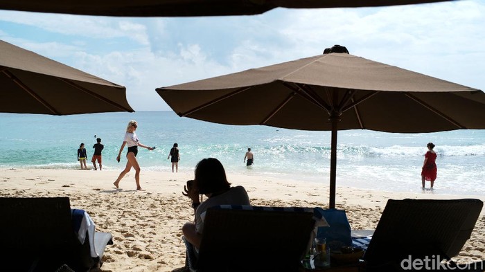 Kangen birunya laut atau sejuknya pegunungan? Pantai Kubu Beach bisa masuk daftar yang harus dikunjungi setelah badai Corona ini berlalu. Lihat dulu yuk foto-fotonya.