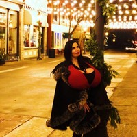 Aku sangat-sangat ingin implan bokong. Aku ingin mendapatkan transfer lemak di sisi-sisinya. Aku sudah tiga kali transfer lemak, Aku masih belum senang, ucap wanita 42 tahun itu.  Foto: Instagram