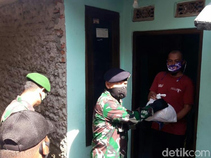 TNI AL Bagikan Sembako ke Nelayan Cirebon