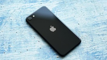 Berbeda dengan iPhone 8, posisi logo Apple di iPhone SE berada di tengah. Foto: Sina Mobile